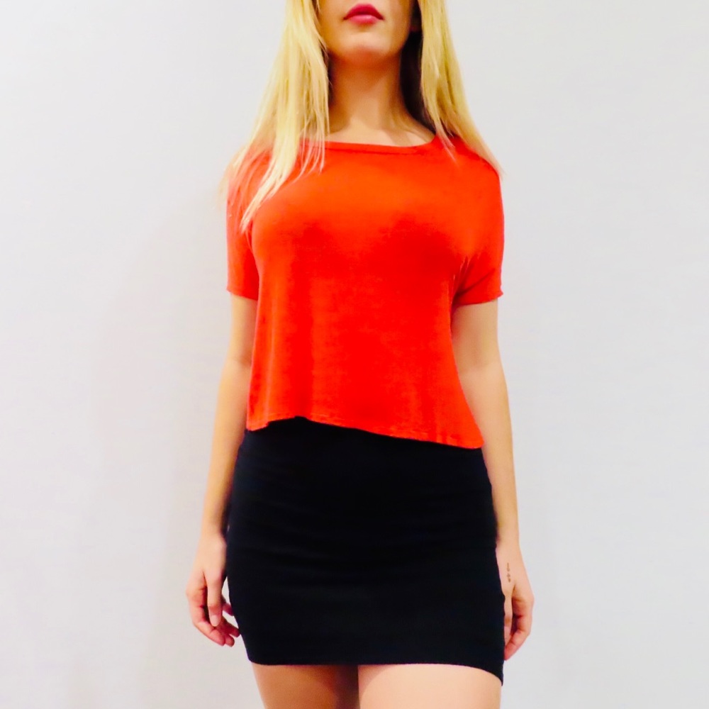+ Red Backless Top + - Picture 2 of 4